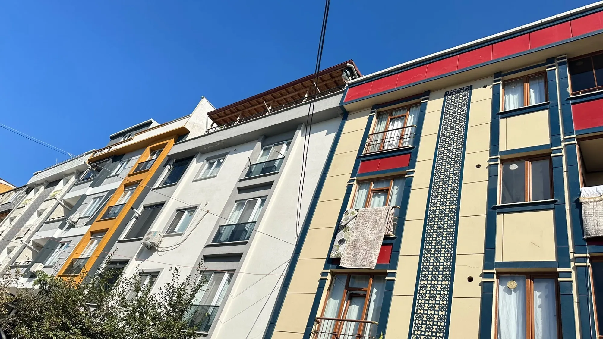 Apartmanın en üst katına yapılmış ahşap çatı katı ve teras